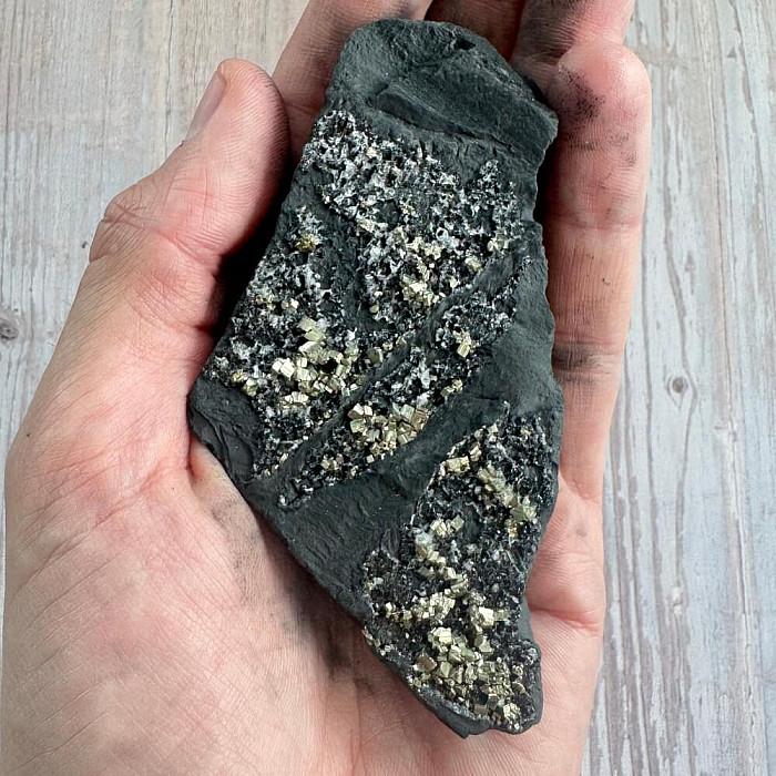 Šungit s pyritem surový 21 - cca 10 x 5 cm