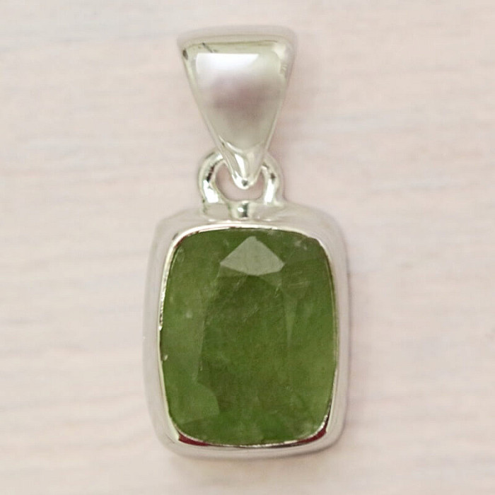 Kyanit zelený broušený přívěsek stříbro Ag 925 P379 - 1