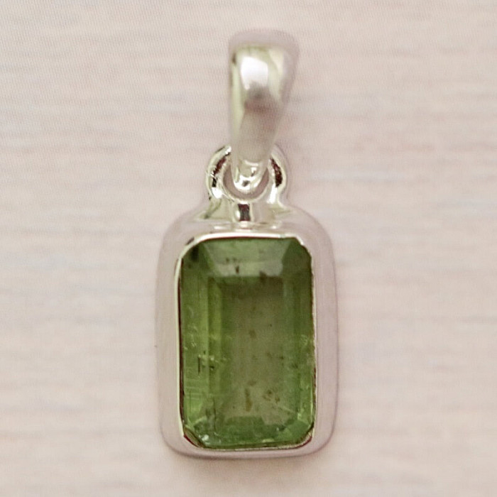 Kyanit zelený broušený přívěsek stříbro Ag 925 P386 - 1