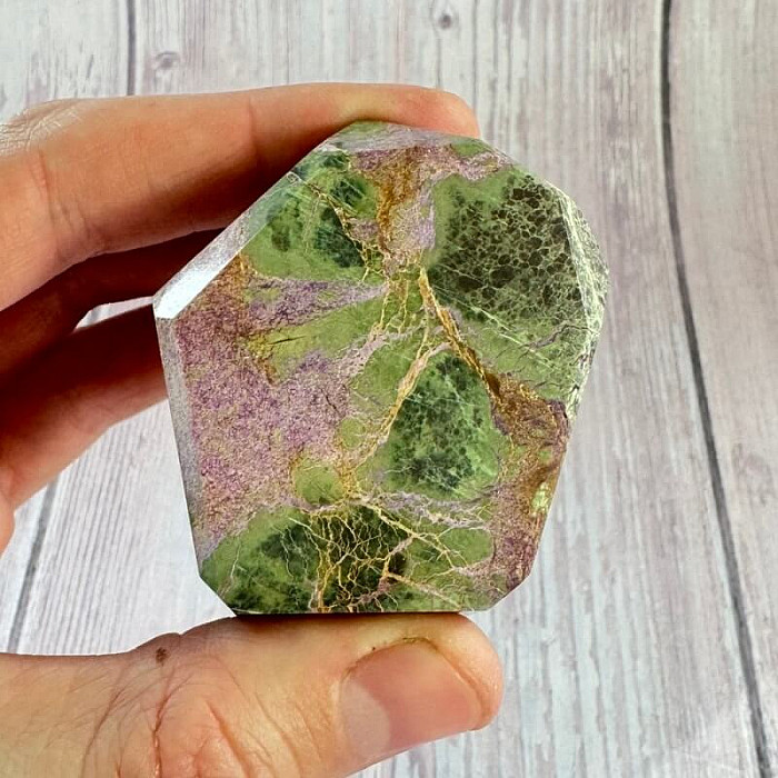 Stichtit špice - obelisk 18 - cca 4