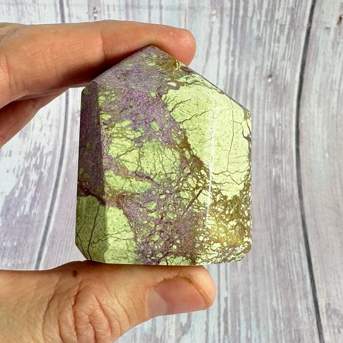 Stichtit špice - obelisk 24 - cca 4