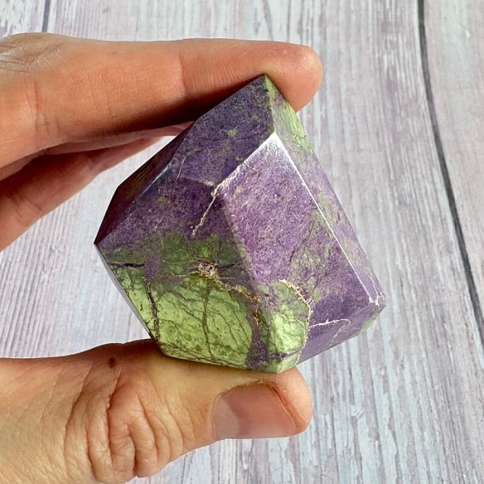 Stichtit špice - obelisk 25 - cca 4