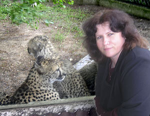 Paní Dana Holečková u svých milovaných gepardů 